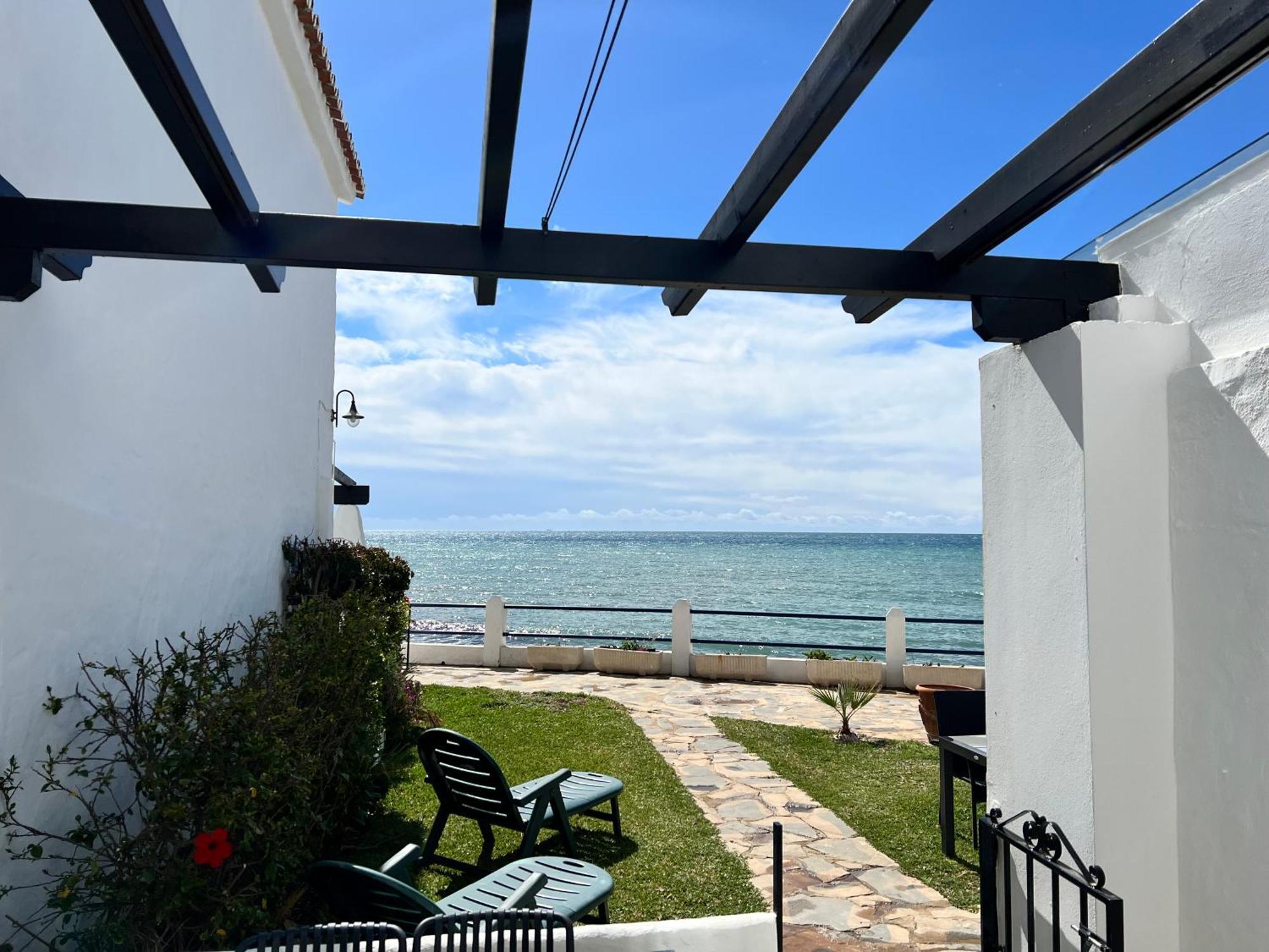 Newly Renovated 2 Bedroom Beachfront House Sitio de Calahonda Extérieur photo