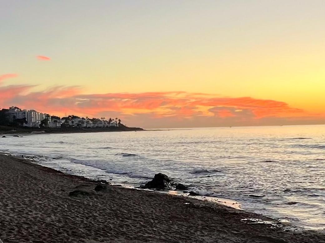 Newly Renovated 2 Bedroom Beachfront House Sitio de Calahonda Extérieur photo