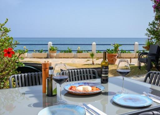 Newly Renovated 2 Bedroom Beachfront House Sitio de Calahonda Extérieur photo